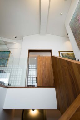 The House
Between 2 Bays